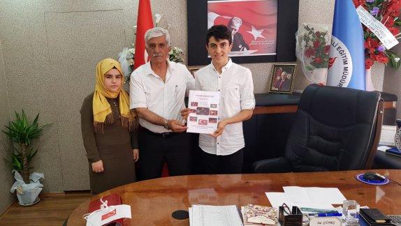 İl Milli Eğitim Müdürümüz Sayın İsa GÜNEŞ,  Proje Yarışmasında Başarılı Olan 14 Eylül Anadolu Lisesi Öğrencilerine Makamında Ödül Verdi.