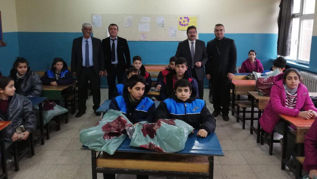 18 Mart Ortaokul Öğrencilerine Giyim Yardımı Dağıtımı Yapıldı.